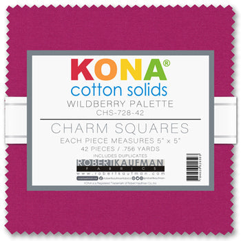 Kona Cotton Solids Wildberry Charm Pack – 42 pinkin ja violetin sävyn neliötä viuhkamuodostelmassa, Robert Kaufman