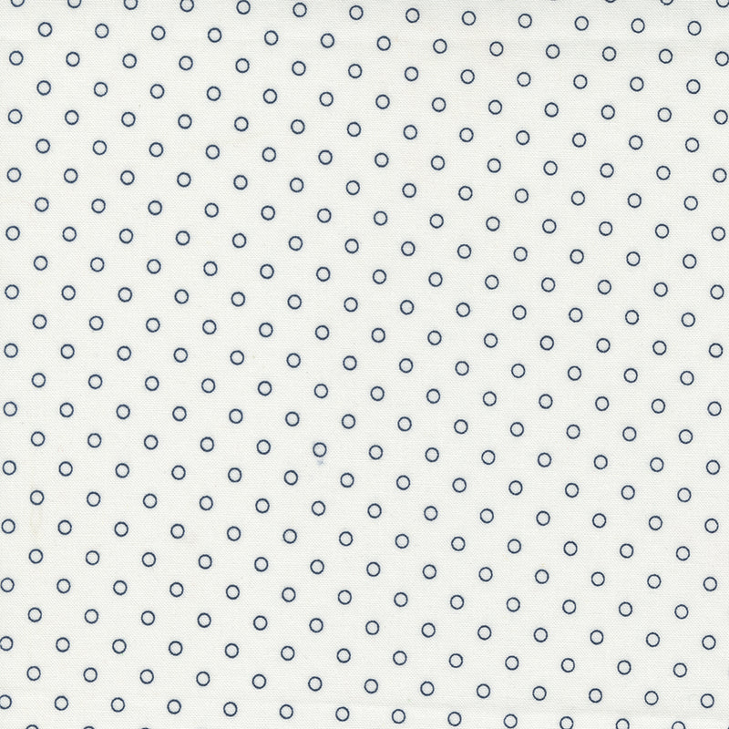  Nantucket Summer -kokoelmasta Smitten Dot Cream -kangas, suunnittelijana Camille Roskelley. Valkoinen pohja, täplät.