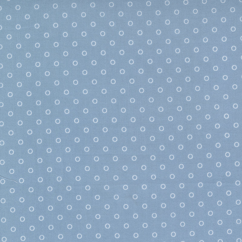  Nantucket Summer -kokoelmasta Smitten Dot Light Blue -kangas, suunnittelijana Camille Roskelley. Vaalean sininen pohja, täplät.