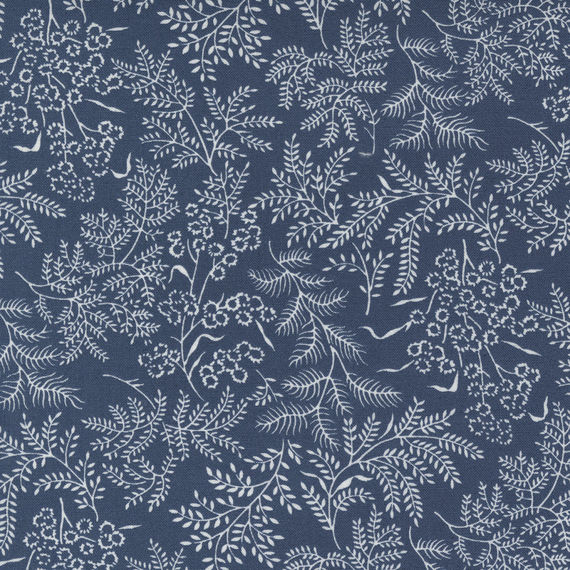  Nantucket Summer -kokoelmasta Sconset Landscape Navy -kangas, suunnittelijana Camille Roskelley. Tummansininen pohja, jossa  kukkakuvioita.