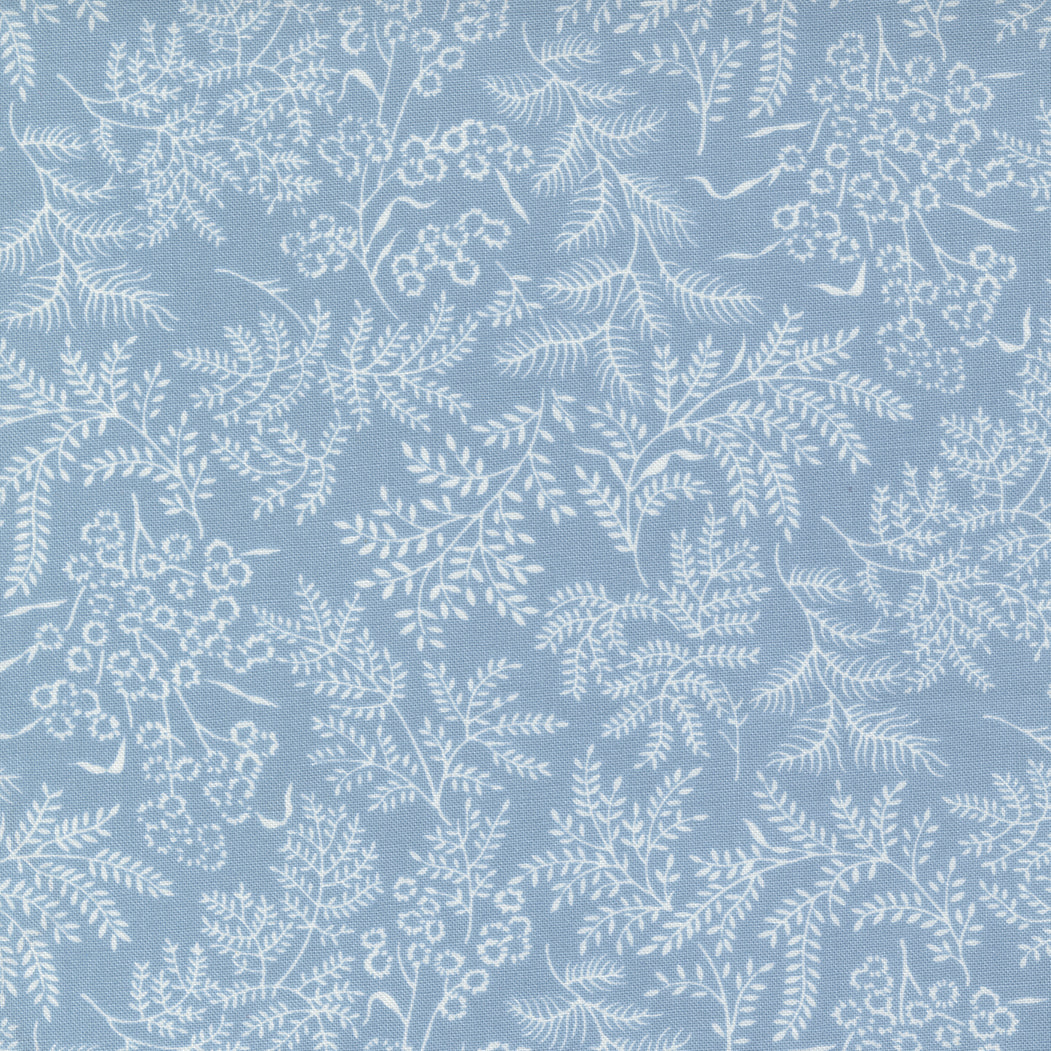  Nantucket Summer -kokoelmasta Sconset Landscape Light Blue -kangas, suunnittelijana Camille Roskelley. Vaaleansininen pohja, jossa  kukkakuvioita.