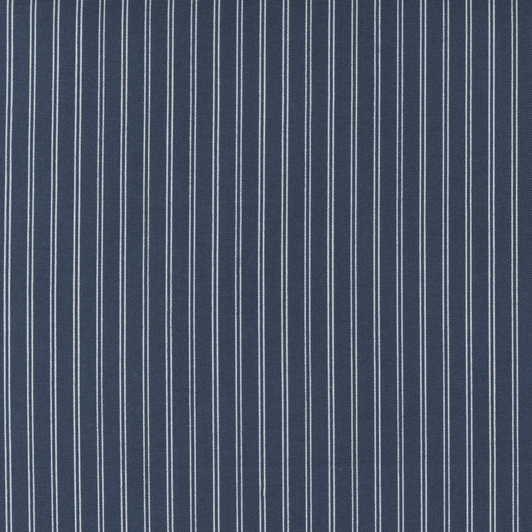 Nantucket Summer -kokoelmasta Stripe Navy -kangas, suunnittelijana Camille Roskelley. Tummansininen pohja, raidallinen.