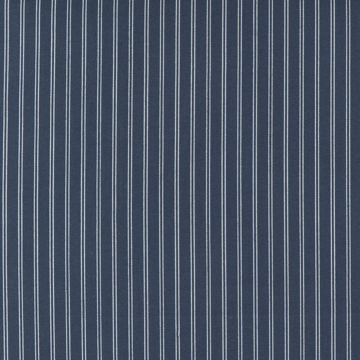 Nantucket Summer -kokoelmasta Stripe Navy -kangas, suunnittelijana Camille Roskelley. Tummansininen pohja, raidallinen.
