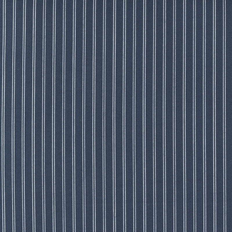 Nantucket Summer -kokoelmasta Stripe Navy -kangas, suunnittelijana Camille Roskelley. Tummansininen pohja, raidallinen.