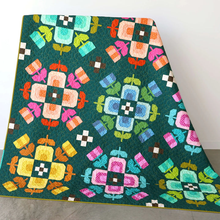 Elizabeth Hartman Casserole EH-052 tilkkutyöohje – kukkamedaljonkeista koostuva tilkkutyömalli