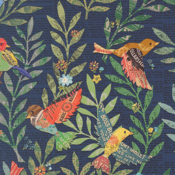 Cathe Holdenin Paper Hamlet kokoelman Birds Midnight -puuvillakangas, vintage-tyylinen printti, jossa on laululintuja ja paperimaisia kuvioita, tummansinisella pohjalla.
