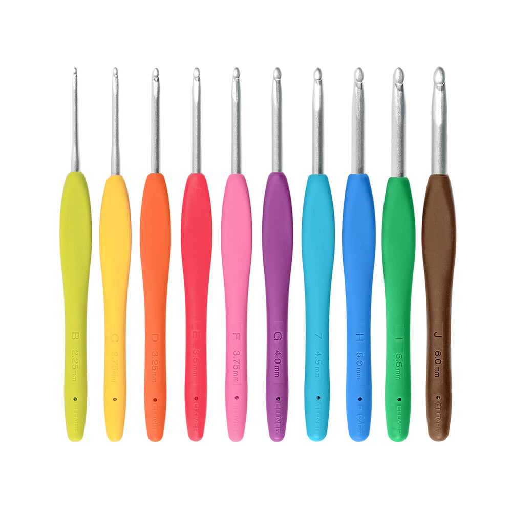 Clover Amour virkkauskoukku­setti 3674 – värikäs ergonominen koukkusarja 2–6 mm virkkaukseen.
