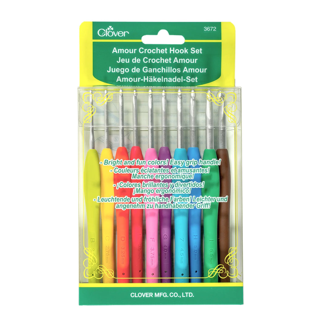 Clover Amour virkkauskoukku­setti 3674 – värikäs ergonominen koukkusarja 2–6 mm virkkaukseen.