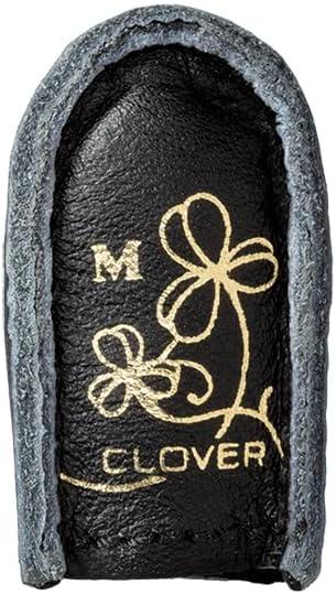 Clover Natural Fit Leather Thimble M, musta nahkasormustin, M-koko, ergonominen sormustin käsinompeluun