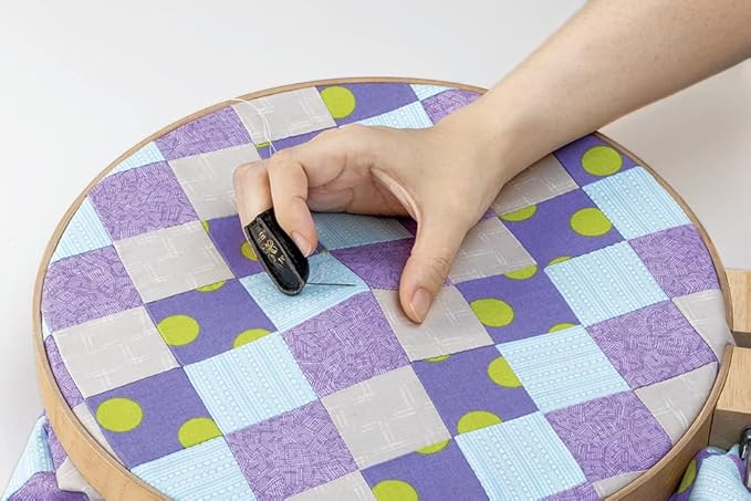 Clover Natural Fit Leather Thimble M, nahkasormustin, M-koko, ruskea ergonominen sormustin käsinompeluun