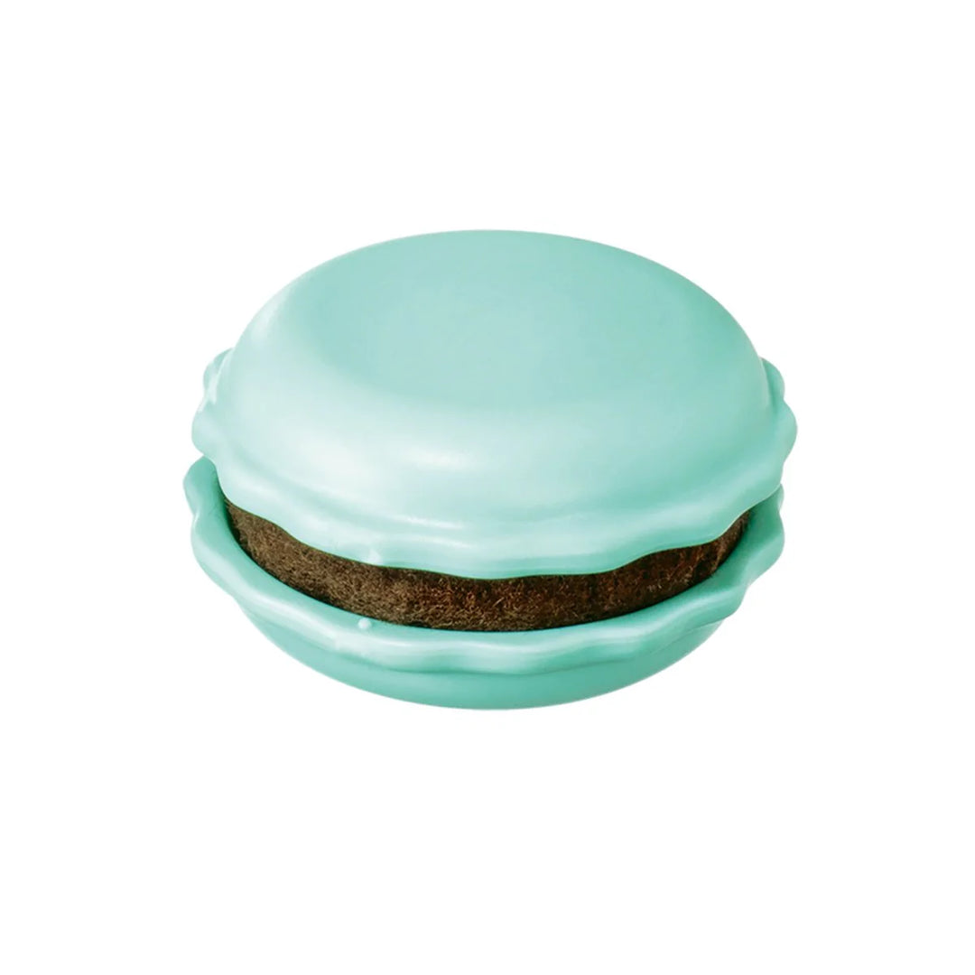 Clover Sweet ’n Sharp Macaron Pistachio – vihreä macaronin muotoinen neulanteroitin käsinompeluun #4131.