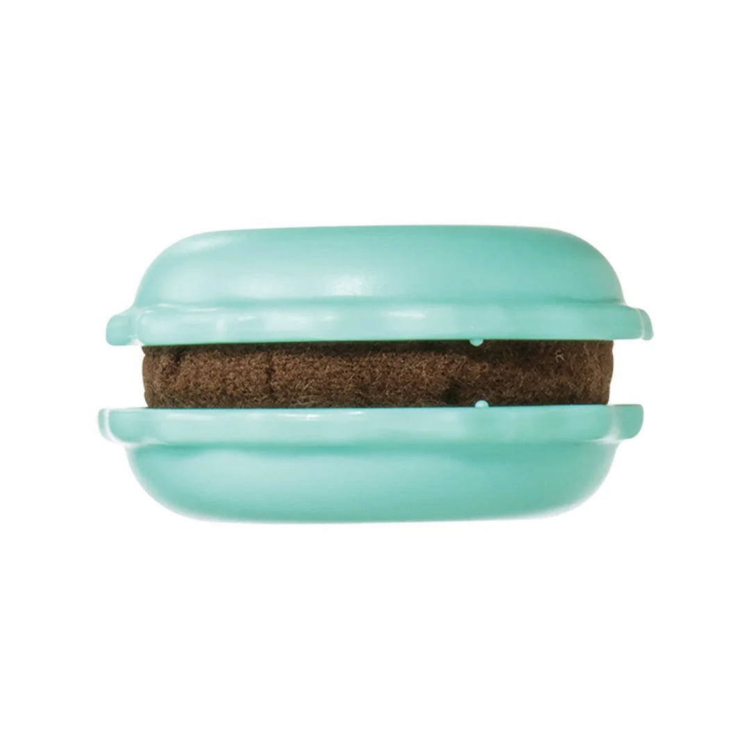 Clover Sweet ’n Sharp Macaron Pistachio – vihreä macaronin muotoinen neulanteroitin käsinompeluun #4131.