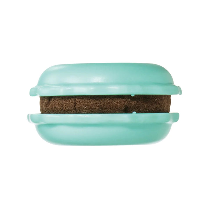 Clover Sweet ’n Sharp Macaron Pistachio – vihreä macaronin muotoinen neulanteroitin käsinompeluun #4131.