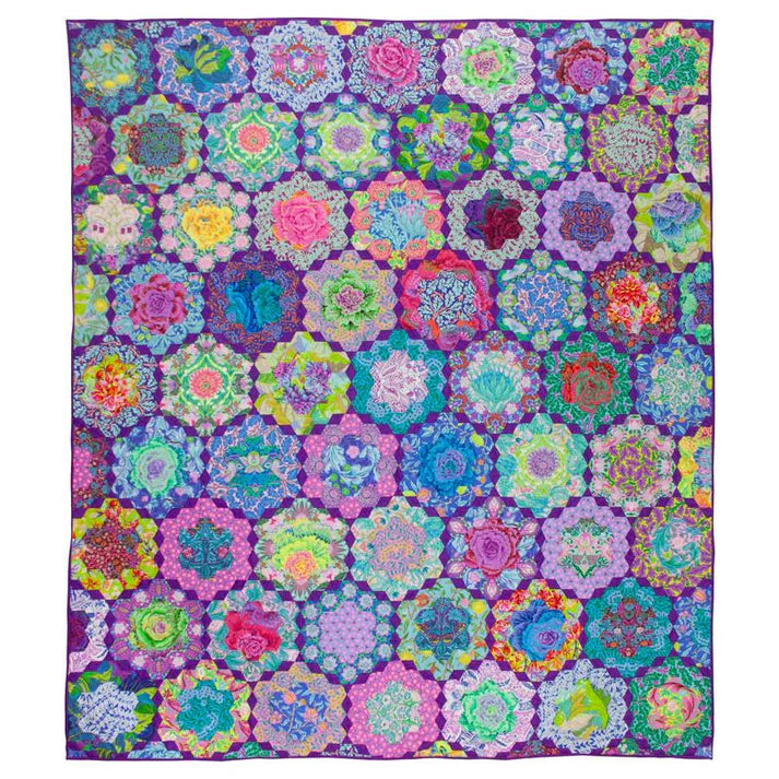 Collective Garden -tilkkutyöpakkaus Kim McLeanilta, sisältäen kankaita Kaffe Fassett x Morris & Co. ja Untamed -kokoelmista. 178 x 203cm tilkkutyö EPP- ja applikaatiotekniikoilla, sisältää yli 16m kangasta, EPP-paperimallit ja ohjeet.