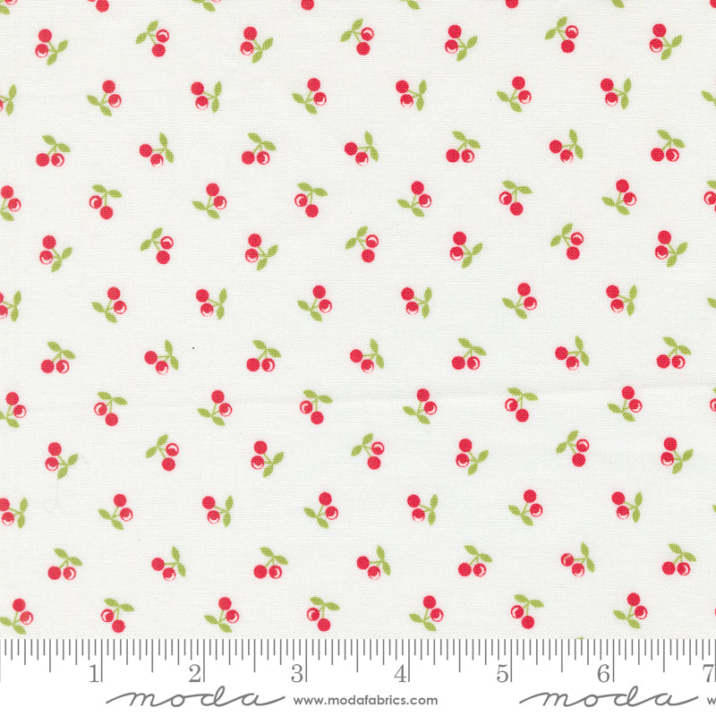 Puuvillakangas, Corey Yoder Cali & Co. Cherries Cloud, kirsikkakuvio vaalealla taustalla.