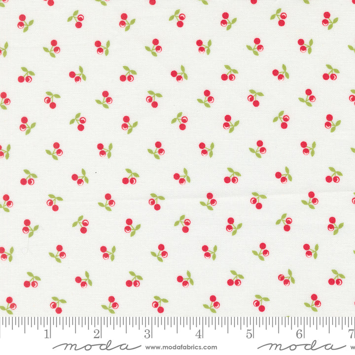 Puuvillakangas, Corey Yoder Cali & Co. Cherries Cloud, kirsikkakuvio vaalealla taustalla.