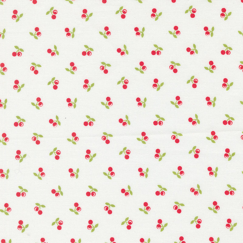 Puuvillakangas, Corey Yoder Cali & Co. Cherries Cloud, kirsikkakuvio vaalealla taustalla.