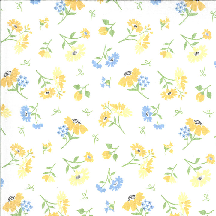 Corey Yoderin Spring Brook kokoelmasta Daisies Cloud puuvillakangas, valkoinen kangas, jossa pieniä sini-keltaisia kukkakuvioita.