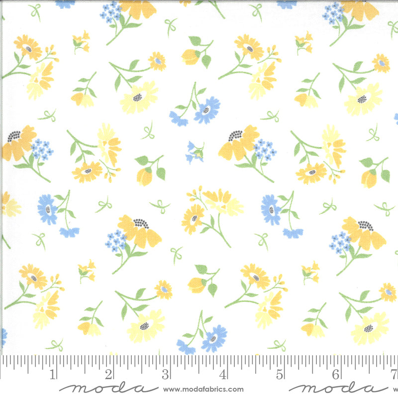 Corey Yoderin Spring Brook kokoelmasta Daisies Cloud puuvillakangas, valkoinen kangas, jossa pieniä sini-keltaisia kukkakuvioita.