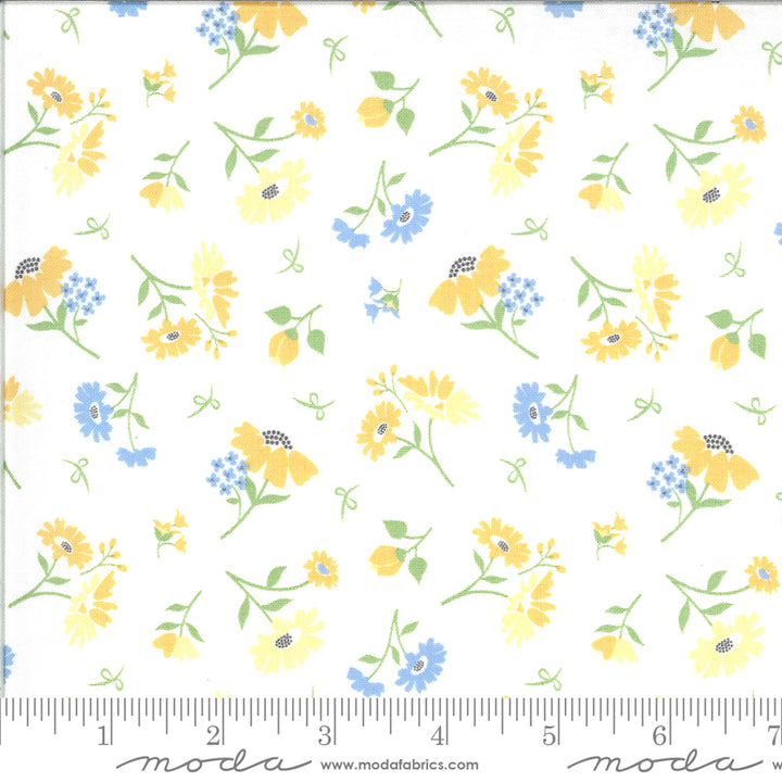 Corey Yoderin Spring Brook kokoelmasta Daisies Cloud puuvillakangas, valkoinen kangas, jossa pieniä sini-keltaisia kukkakuvioita.