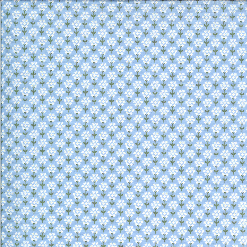 Corey Yoderin Spring Brook kokoelmasta Flower Dots Bluebonnet puuvillakangas, sininen kangas, jossa pieniä valkoisia kukkakuvioita.
