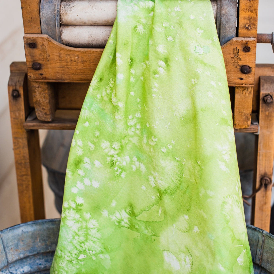 Puuvillakangas vesivärityylisellä vihreällä ja turkoosilla sävyllä – Flow Fresh Grass 8433-51, Moda / Create Joy Project