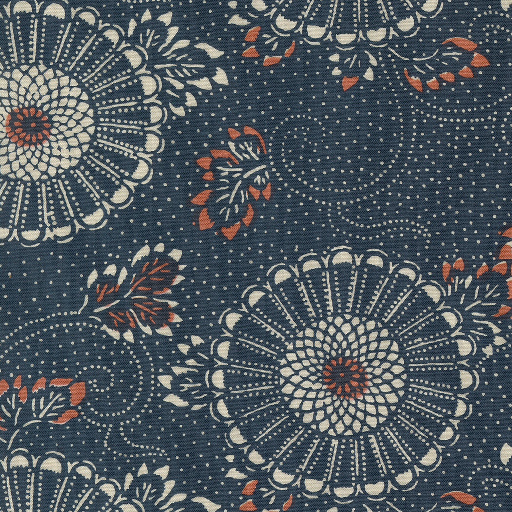 Debbie Maddyn Indigo Blooming -kokoelman indigonsininen kukkakuvioinen puuvillakangas, joka on saanut inspiraationsa vintage-japanilaisista tekstiileistä.