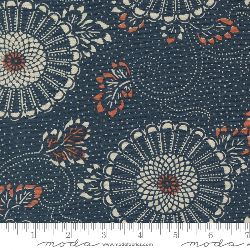 Debbie Maddyn Indigo Blooming -kokoelman indigonsininen kukkakuvioinen puuvillakangas, joka on saanut inspiraationsa vintage-japanilaisista tekstiileistä.