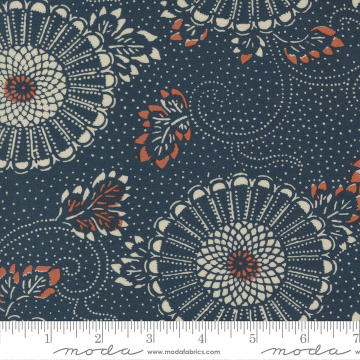 Debbie Maddyn Indigo Blooming -kokoelman indigonsininen kukkakuvioinen puuvillakangas, joka on saanut inspiraationsa vintage-japanilaisista tekstiileistä.