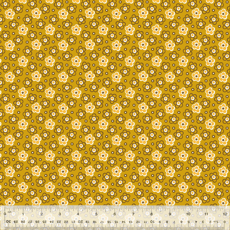 Denyse Schmidtin Bonny kokoelman Shadow Posy Ochre 53642-7 puuvillakangas – keltainensävyinen geometrisilla ja kukkakuvioitu kangas tilkkutöihin.
