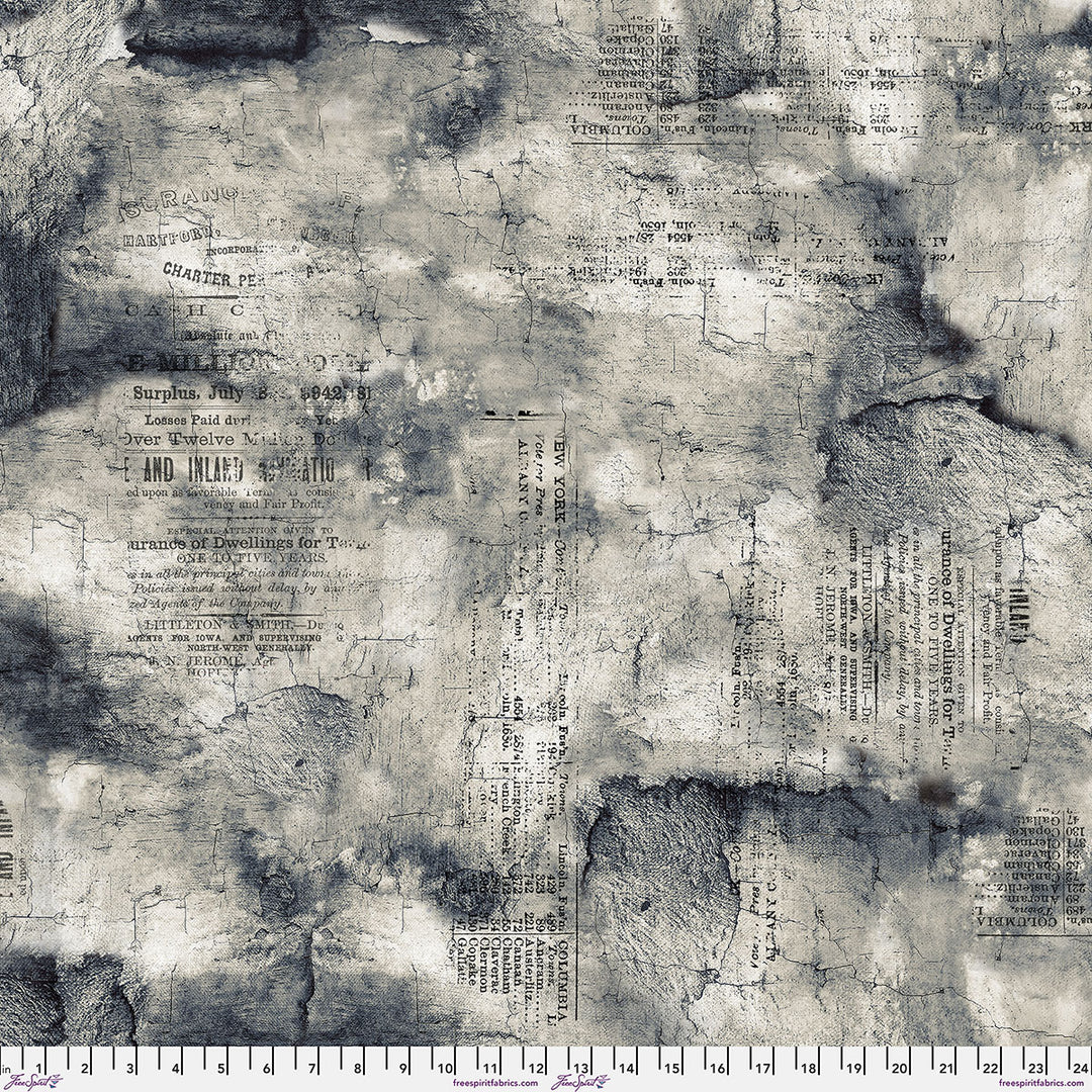 Eclectic Elements Contrast Plastered -tilkkukangas, mustavalkoinen vintage sanomalehtikollaasi, Tim Holtz FreeSpirit Fabrics