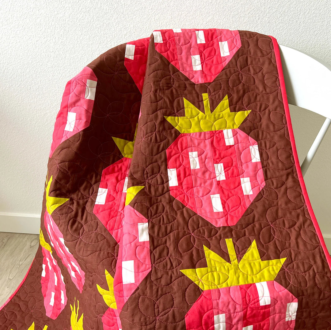 Elizabeth Hartman Berry Season EH-073 tilkkutyöohje – mansikkablokeista ommeltu peitto ja tikkattu tyyny