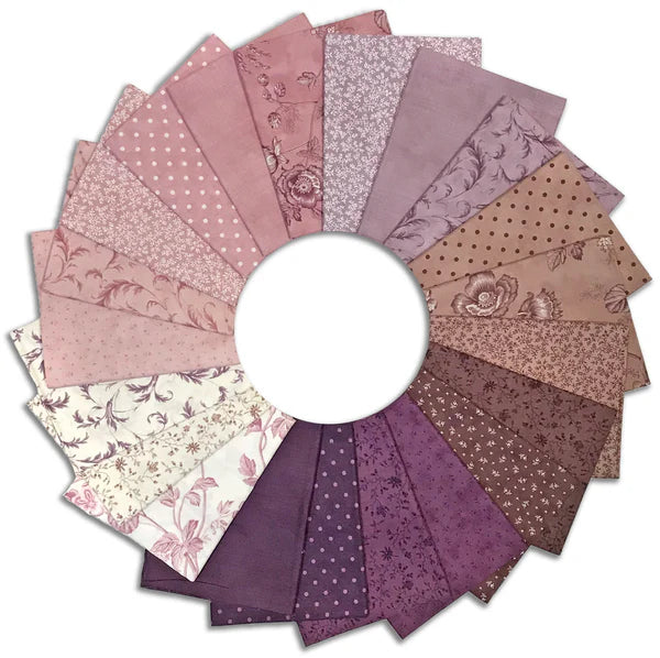 3 Sisters – Lavender Fields fat quarter -kangasnippu, 21 kpl vihreän ja beigen sävyissä, vintage-tyylisiä kukka- ja lehtikuvioita.