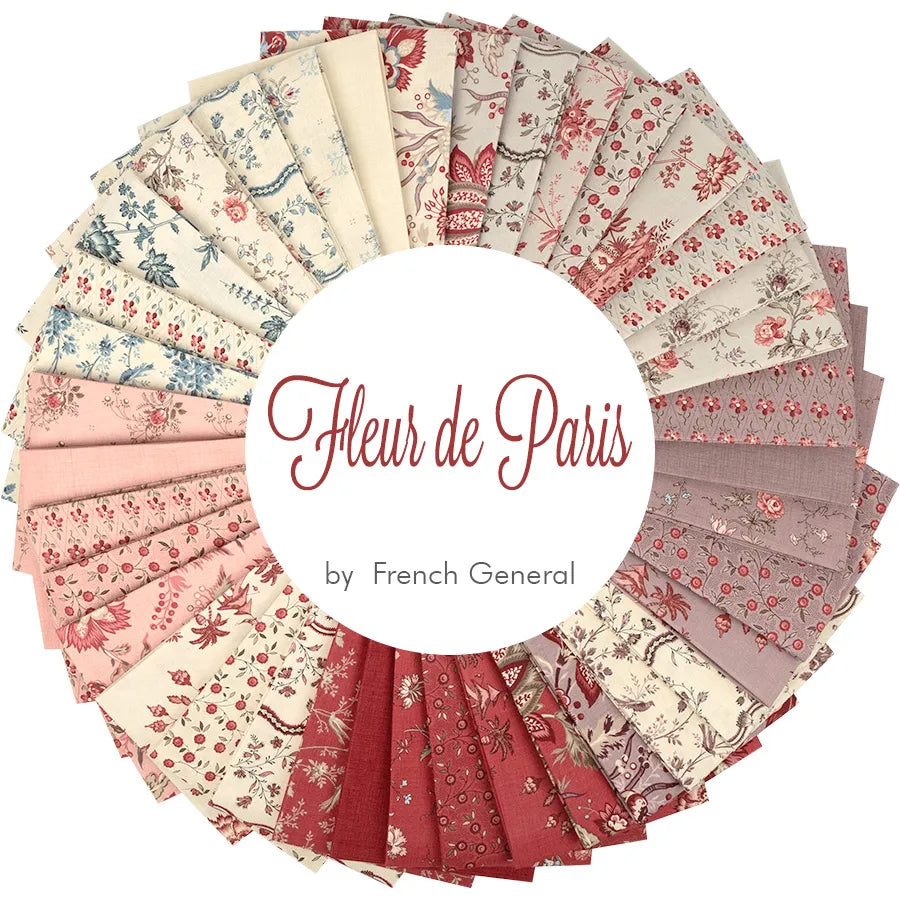 French General Fleur de Paris Charm Pack 13990PP – 42 puuvillaneliötä 1800-luvun pariisilaiskukkakuvioin, sävyinä garance-punainen, vaaleanpunainen, laventeli ja helmenvalkoinen