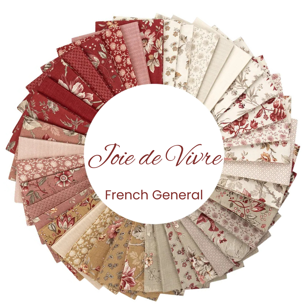 5 tuuman Charm Pack -kangasnippu, French Generalin Joie de Vivre kokoelmasta. Kukka- ja lehtikuvioita punaisen ja beigen sävyissä. Valmistaja Moda Fabrics.