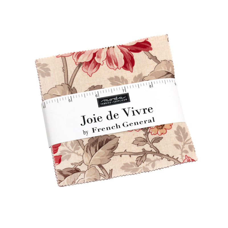 5 tuuman Charm Pack -kangasnippu, French Generalin Joie de Vivre kokoelmasta. Kukka- ja lehtikuvioita punaisen ja beigen sävyissä. Valmistaja Moda Fabrics.