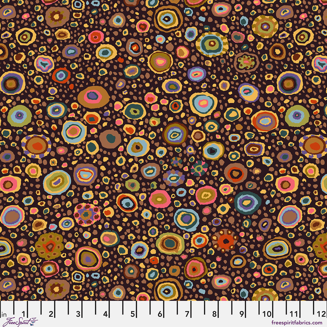 Kaffe Fassett Collective Roman Glass Byzantine GP01.BYZA puuvillakangas – musta-ruskea pohja ja kirkkaat konsentriset ympyräkuviot vihreänä, valkoisena, oranssina. 