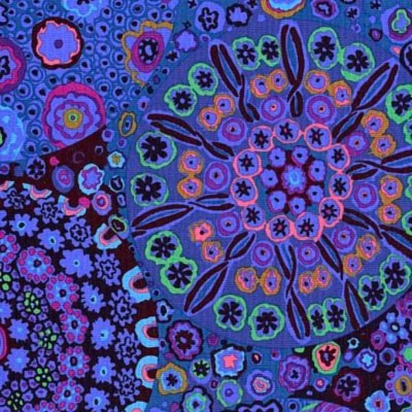 Lähikuva Kaffe Fassett Collectiven Millefiore Blue GP092.BLUE -puuvillakankaasta, jossa on yksityiskohtainen kukkakuviointi vaaleanpunaisen ja muiden sävyjen vivahteilla. Sopii täydellisesti tilkkutöihin ja ompeluun.