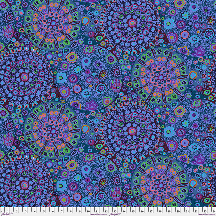 Lähikuva Kaffe Fassett Collectiven Millefiore Blue GP092.BLUE -puuvillakankaasta, jossa on yksityiskohtainen kukkakuviointi vaaleanpunaisen ja muiden sävyjen vivahteilla. Sopii täydellisesti tilkkutöihin ja ompeluun.