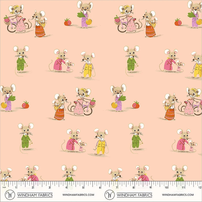 Heather Ross Favorites Country Mouse/City Mouse Blush -puuvillakangas, vintage-asuisia hiiriä persikanpunaisella pohjalla