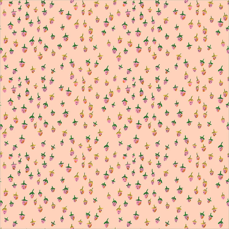 Heather Ross Favorites Field Strawberries Blush -puuvillakangas, pieniä vaaleanpunaisia ja oransseja mansikoita persikanpunaisella pohjalla