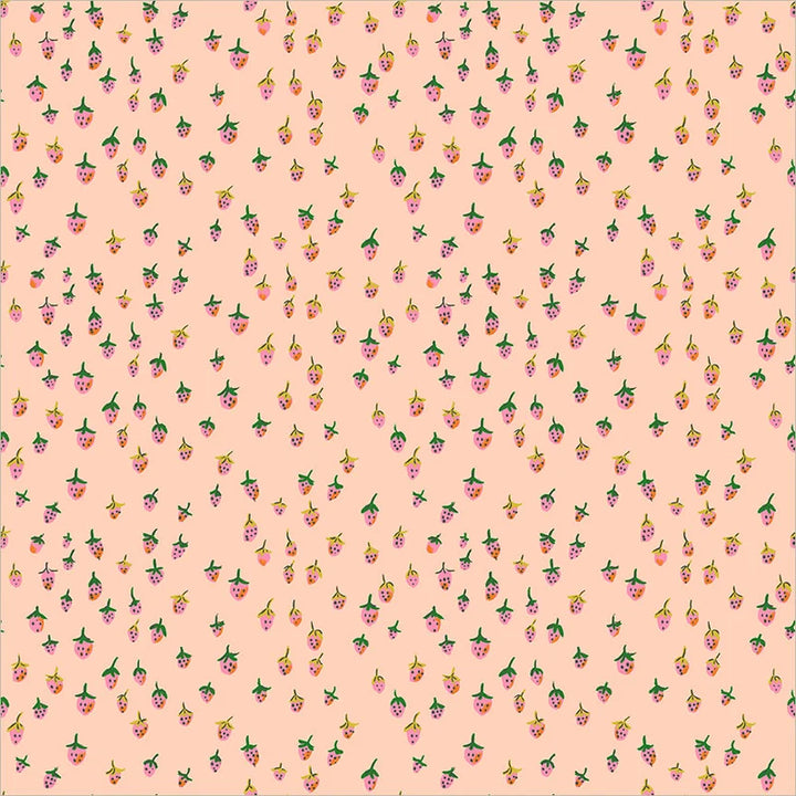 Heather Ross Favorites Field Strawberries Blush -puuvillakangas, pieniä vaaleanpunaisia ja oransseja mansikoita persikanpunaisella pohjalla
