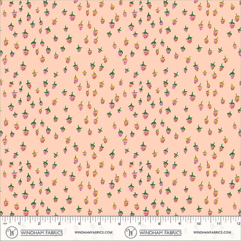 Heather Ross Favorites Field Strawberries Blush -puuvillakangas, pieniä vaaleanpunaisia ja oransseja mansikoita persikanpunaisella pohjalla