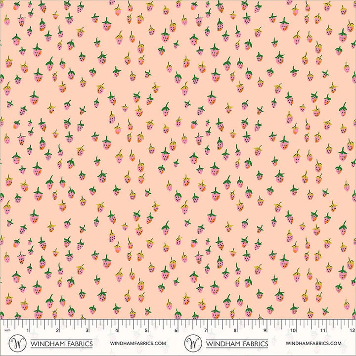 Heather Ross Favorites Field Strawberries Blush -puuvillakangas, pieniä vaaleanpunaisia ja oransseja mansikoita persikanpunaisella pohjalla