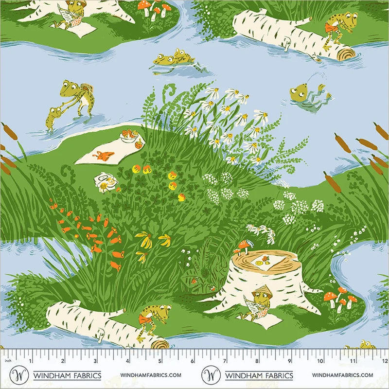 Puuvillakangas, jossa sammakoita piknikillä vihreällä lammensaarella koivunrunkojen, päivänkakkaroiden ja kaislojen keskellä – Heather Ross Frog Pond 37022D-10