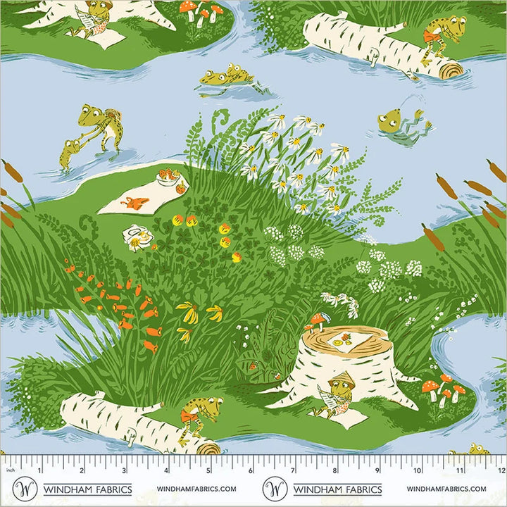 Puuvillakangas, jossa sammakoita piknikillä vihreällä lammensaarella koivunrunkojen, päivänkakkaroiden ja kaislojen keskellä – Heather Ross Frog Pond 37022D-10
