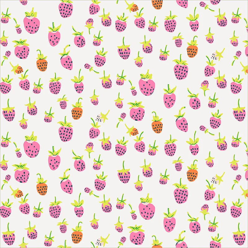 Heather Ross Favorites Field Strawberries Blush -puuvillakangas, vaaleanpunaisia ja oransseja mansikoita kermanvalkoisella pohjalla