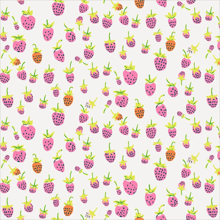Heather Ross Favorites Field Strawberries Blush -puuvillakangas, vaaleanpunaisia ja oransseja mansikoita kermanvalkoisella pohjalla