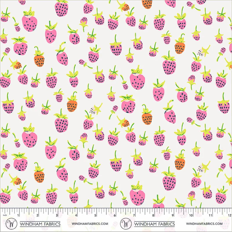Heather Ross Favorites Field Strawberries Blush -puuvillakangas, vaaleanpunaisia ja oransseja mansikoita kermanvalkoisella pohjalla