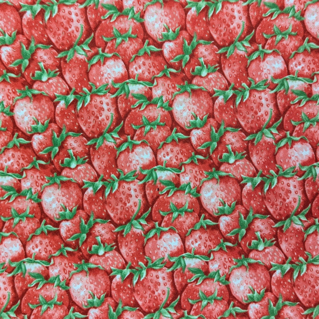 Jane Shaskyn suunnittelema Strawberry Garden kokoelman Packed Strawberries Red puuvillakangas, punaiset mansikat